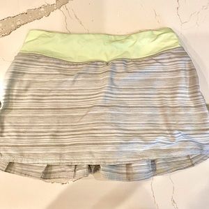 Lululemon ruffle tennis skirt in a light grey and lime green. Adorable fit!